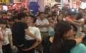 KISS大赛上男女们为了奖品和钞票真是够拼命的 KISS大赛上男女们为了奖品和钞票真是够拼命的
