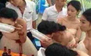 一群美女为钱拼酒也够拼命的
