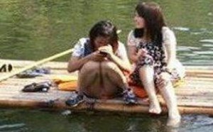 美女的小裤叉都出来啦 张开一些