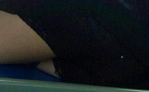 美女的安全裤下面破了一个洞