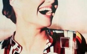 美女的胸部还能再低些吗？