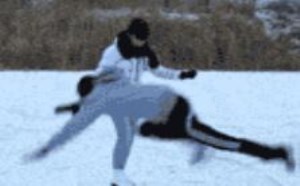 滑雪时男子偶遇美女快把持不住 摔了一个大马趴图片