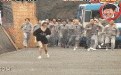 快来人啦，一群男人欺负一个女人