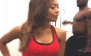 颜值爆表健身美女姿势太性感被一群男人围观