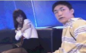 男生把持不住把美女扑倒，太逼真啦