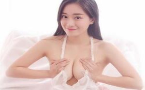 大胸美女乔伊揉胸挤奶动图 尺度太大让人把持不住