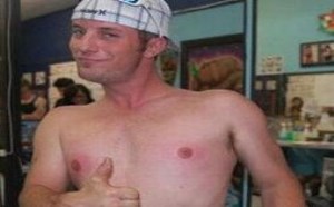 嫌弃自己的乳晕太小而去纹身的男人