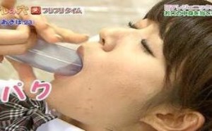 日本尺度好大德的深夜选秀节目：美女隔着玻璃添奶油
