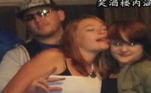 请问这些男女人在搞什么