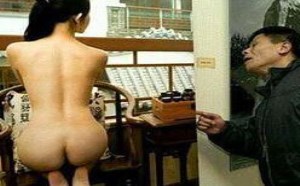 美女转过身人让爷看下