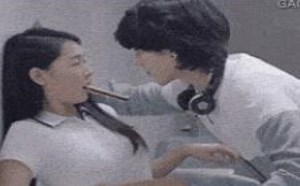 各种雷人奇葩动态图片 流氓抓美女的胸动态图