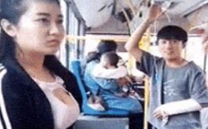 公交车上小伙子看见大胸性感美女直流鼻血