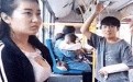 公交车上小伙子看见大胸性感美女直流鼻血