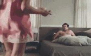 性感美女吊带裙加美食诱惑，能把持得住吗？