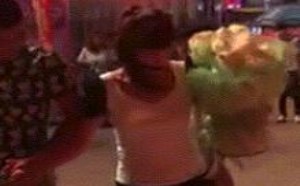 流氓图片：男子当众脱掉妹纸红内裤