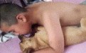 熊孩子和狗狗亲吻gif动态图:单身狗之间的慰藉 熊孩子和狗狗亲吻gif动态图:单身狗之间的慰藉