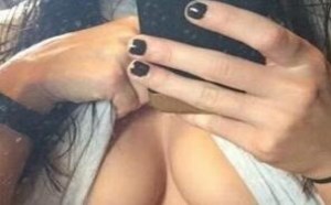 美女脱衣图：这样大尺度的自拍姿势你敢吗