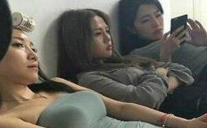 一大波美女孤独的等待男人的到来