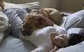女人和狗狗一起上床睡觉