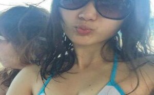 美女享受着被揉胸的舒适感觉