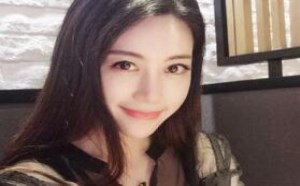穿着黑色全透明蕾丝吊带美女，你敢约吗？