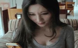 波霸美女玩摇一摇抖胸邪恶gif动态图