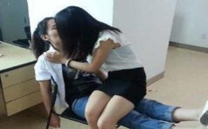 办公室两美女互相揉胸舌吻图片