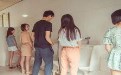 逗比妹子学男人站着撒尿