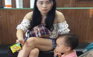 性感美女穿得太薄太露被偷拍一脸尴尬样