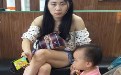 性感美女穿得太薄太露被偷拍一脸尴尬样