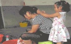 熊孩子恶搞gif动态图 来个前奏才不会被发现 