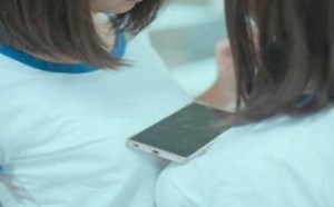 两个美女比胸大 打成平手啦