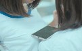 两个美女比胸大 打成平手啦
