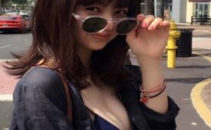 美女受不天气太热把衣服脱了裸奔