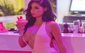 酒吧美女露胸无遮挡尽情等待男人撩