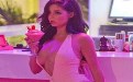 酒吧美女露胸无遮挡尽情等待男人撩