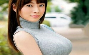 爱情的滋润让美女胸部大得流油