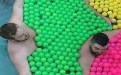 拥抱球球大作战，看哪个男人抱得最多