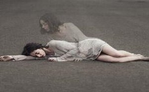 美女睡觉惊现灵魂出窍瞬间图片