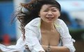 妹子被风掀开衣服露乳图片