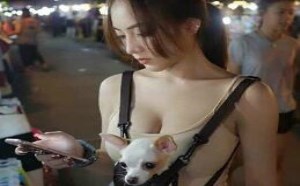 大胸美女背个幺儿逛街，虐死单身狗们