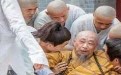 徒儿们扶师傅起来，让我收了这个小妖女