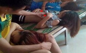 一个男人和三个女人床上干羞羞的事