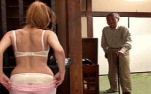 美女犯贱主动扒裤子给老男人看邪恶视频	