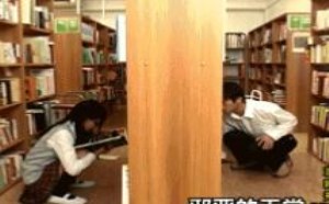 图书馆变态男偷窥穿裙子的女同学下体