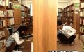 图书馆变态男偷窥穿裙子的女同学下体