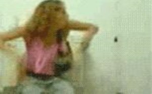 欧美内涵图片：恶搞女人上厕所