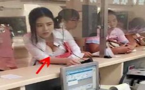 美女露着大咪咪武器去银行不怕劫色劫财吗
