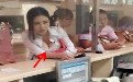 美女露着大咪咪武器去银行不怕劫色劫财吗