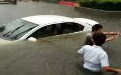 就算整个城市被大雨洗刷，也不忘拍照